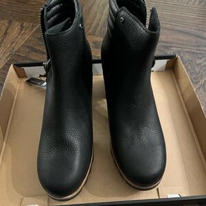 Sorel Black Leather Ankle Booties with Contrast Trim